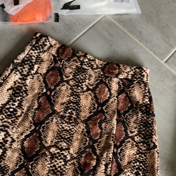 Snakeskin print vented mini skirt - Picture 7 of 8